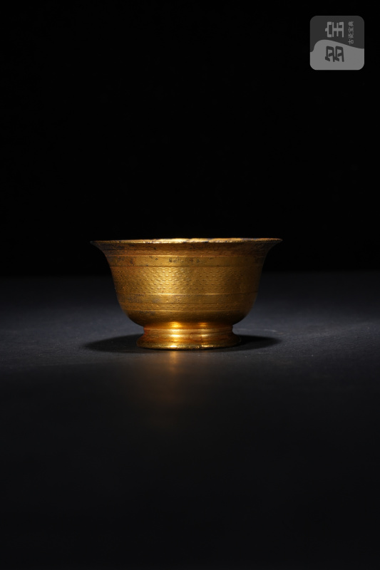 清乾隆 铜鎏金錾花酒杯 - 图2